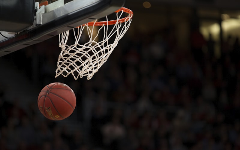 NBA篮球比赛现场 - 球员扣篮精彩瞬间